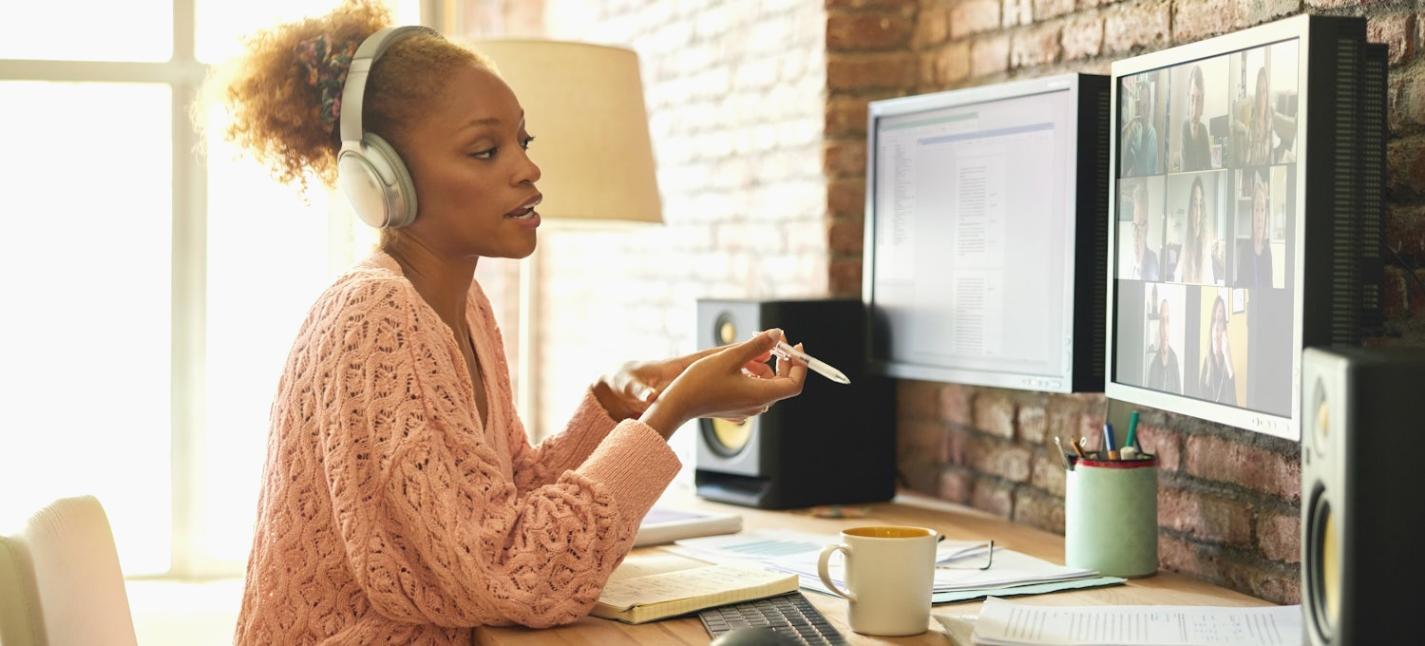 Estudiantes colaborando en sesión de aprendizaje grupal