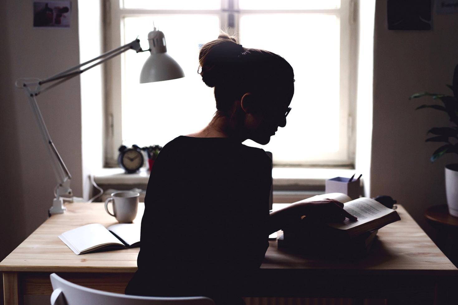 Estudiante trabajando en ejercicios prácticos con laptop