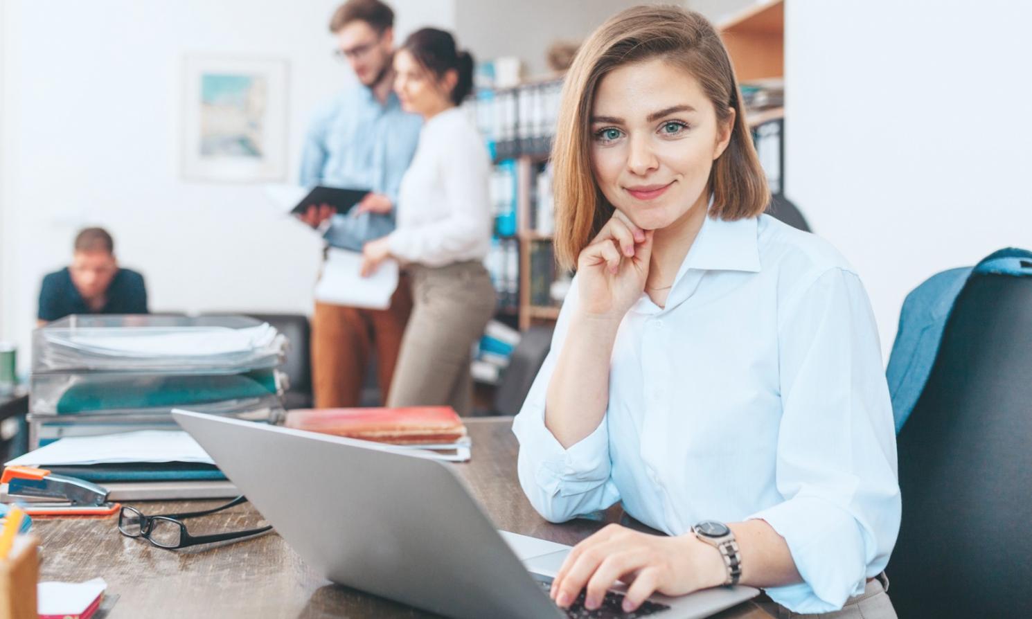 Sesión grupal de aprendizaje con múltiples estudiantes